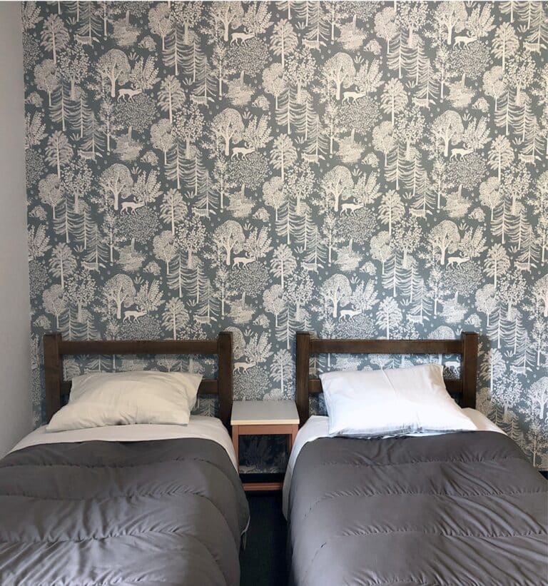 chambre double papier peint gite le telemark-light